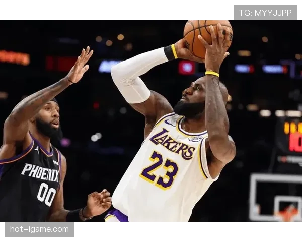 詹姆斯持续稳定发挥,为球队注入信心与支持 詹姆斯持续稳定发挥,为球队注入信心与支持