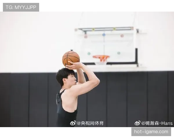 杨瀚森训练完直接啃鸡腿，这自律和放纵的切换也太真实了